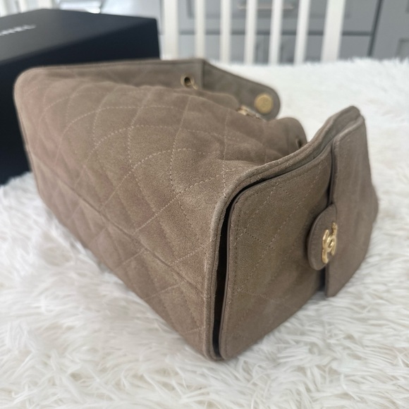 CHANEL 25 Hobo Bag in Small Grey Suede GHW - Picture 6 of 10